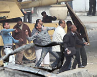 نشطاء طالبوا بكشف ملابسات الأربعاء الدامي بميدان التحرير (الفرنسية-أرشيف)