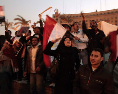 ميدان التحرير حرر مصر وقلوب الثوار الذين رابطوا فيه ثلاثة أسابيع (رويترز)