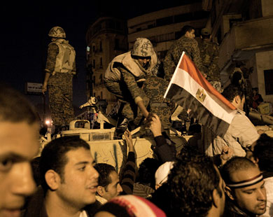 العلم المصري يرفرف عاليا ابتداء من اليوم (الفرنسية)