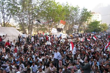 مهرجان لشباب الثورة بميدان الحرية وعلى يسار الصورة يظهر جانب من خيام المعتصمين (الجزيرة نت )