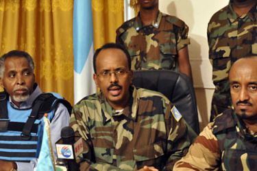 afp Somalia Prime Minister Mohamed Abdulahi Mohamed (C) speaks during a press conference at his office in Mogadishu on February 23, 2011, accompanied by his defense minister Abdihakin Mohamud Fiqi (R) and interior minister Abdishakur Sheik Hasan (L).
