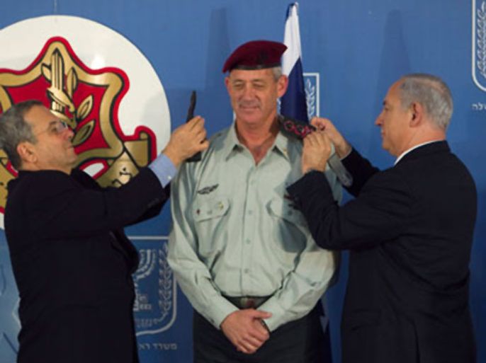 Israel's Prime Minister Benjamin Netanyahu (R) and Defense Minister Ehud Barak (L) change the epaulets of the new Israeli Chief of Staff Benny Gantz as he replaces Lieutenant-General Gabi Ashkenazi during a handover ceremony at the prime minister's office in Jerusalem February 14, 2011.