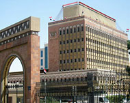 البنك المركزي اليمني زود البنوك التجارية بكمية من الدولارات (الجزيرة نت)