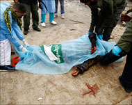  الثوار يعرضون جثة جندي من الكتائب الأمنية قتل في الاشتباكات التي وقعت في بنغازي (رويترز)