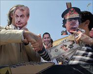 من مظاهرة سابقة ضد القذافي وثاباتيرو أمام قاعدة بحرية جنوب إسبانيا (رويترز)