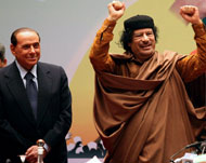 برلسكوني (يسار) زار ليبيا والتقى القذافي واعتذر عن حقبة الاستعمار (الفرنسية)