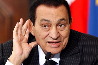 r_Egyptian President Hosni Mubarak gestures during a news conference after a meeting with Italy's Prime Minister Silvio Berlusconi at Villa Madama in Rome in this May 19, 2010