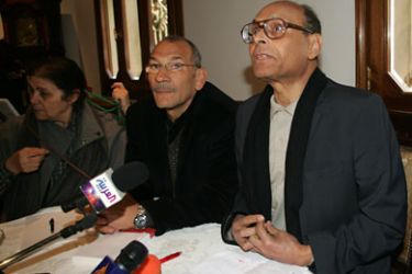 epa02543554 Tunisian opposition leader Moncef Marzouki (R) speaks during a press conference in Tunis, Tunisia, 22 January 2011.
