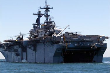 r_The U.S. Navy's USS Kearsarge amphibious assault ship anchors off Santa Marta in this September 5, 2008 file photo. Two U.S. warships were passing through the Suez