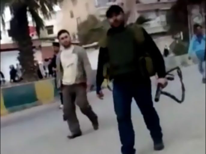 شبيحة النظام السوري يدعمهم رجال أمن في بلدة داريا قرب دمشق