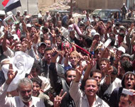 متظاهرون يطالبون بإسقاط النظام في دمت بالضالع (الجزيرة نت)