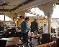 رجال الشرطة داخل المقهى الذي استهدفه الهجوم بمراكش (الفرنسية) 