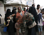 عائلات يمنية تخلي منازلها في المنطقة المحيطة بمنزل الأحمر (الفرنسية)