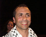 الفنان الفلسطيني فادي الغول بطل مسرحية كلارينت (الجزيرة نت)