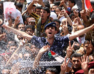 الثوار خرجوا إلى الشوارع محتفلينبرحيل صالح إلى السعودية للعلاج (الفرنسية)