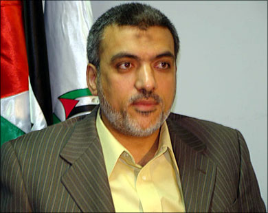 عزت الرشق: رئيس وأعضاء المكتب السياسي يقضون أغلب أوقاتهم خارج سوريا (الجزيرة-أرشيف)  