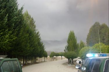 Picture released by Argentina's National Gendarmerie through Noticias Argentinas, showing Gendarmerie police vehicles blocking Samore Pass in the border with Chile on June 4, 2011 as ashes from Chile's Puyehue volcano,