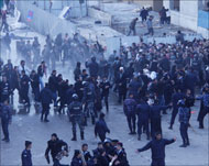جانب من الاشتباكات بين قوات الأمن ونشطاء في مارس/آذار الماضي (الجزيرة)