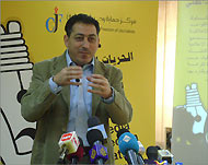نضال منصور دعا الصحفيين للتوجه للقضاء (الجزيرة نت)