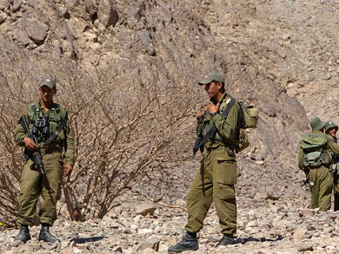 ‪جنود إسرائيليون يحرسون الحدود مع مصر‬ جنود إسرائيليون يحرسون الحدود مع مصر (رويترز-أرشيف)