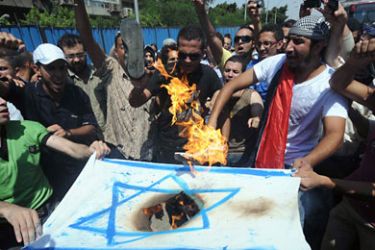 f_Egyptians burn an Israeli flag during a demonstration outside the Israeli embassy in Cairo on August 19, 2011 after Egyptian policemen were killed on the border with Israel the day before as Israeli troops pursued militants behind a deadly