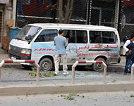 سيارة أصيبت خلال تبادل إطلاق النار بين المسلحين والقوات الأفغانية (الفرنسية)