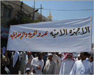  مسيرة في مدينة الطفيلة جنوبي عمان للمطالبة بكبح الأجهزة الأمنية (الجزيرة) 