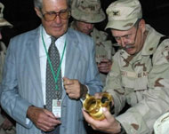 ضابط أميركي يطلع على قطع من كنز نمرود أثناء العثور عليه (الجزيرة نت)