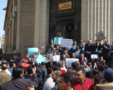 مظاهرة أمام محكمة النقض (دار القضاء العالي) تطالب بتطهير القضاء (الجزيرة نت-أرشيف)