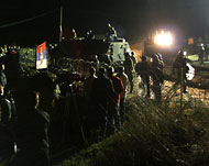 سكان صرب يحاولون منع جنود كيفور من رفع حاجز وضعوه في المنطقة الحدودية (الفرنسية)