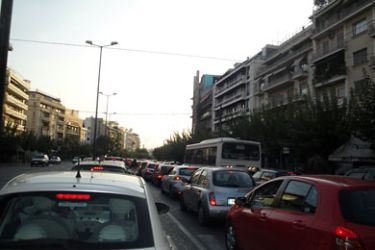 تمثل ازدحام السير في أثينا مع إضراب موظفي النقل العام