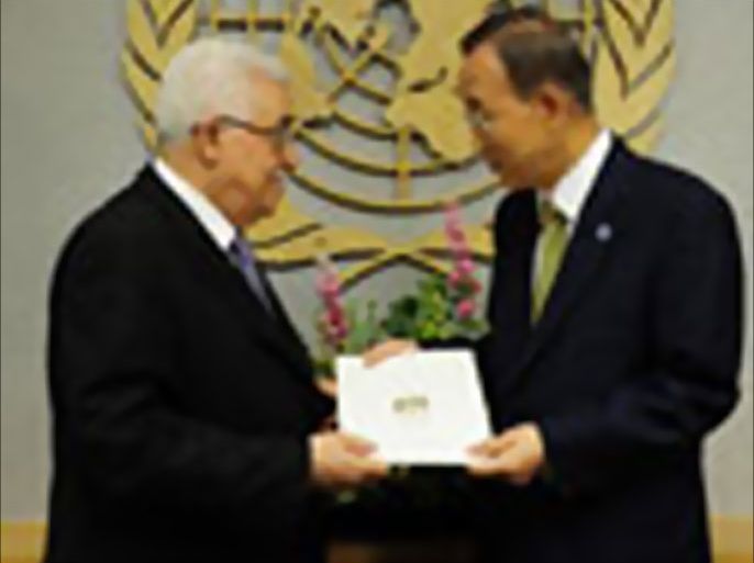 epa02930974 Palestinian Authority President Mahmoud Abbas (L) hands the Palestinian Authority's application for full membership to the United Nations (UN) to UN Secretary-General Ban Ki-moon (R) on the sidelines