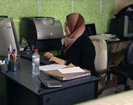 الحجاب بات مسموحا به في المؤسساتالعامة بعد إلغاء المنشور 108 إثر الثورة  (الجزيرة)
