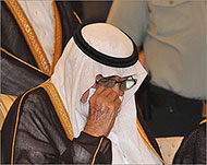 الملك عبد الله أثناء صلاة الجنازة وقد وضع كمامة طبية على أنفه (الفرنسية)