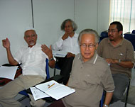 ماليزيون من أعمار مختلفة حريصون على تعلم العربية (الجزيرة نت) 