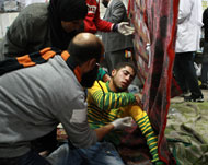 طبيب يفحص أحد المتظاهرين الذين أصيبوا في التحرير (الأوروبية) 