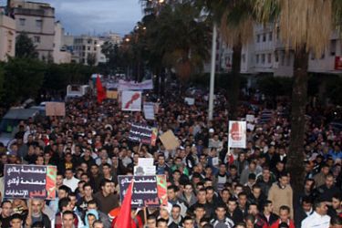 مظاهرة كبيرة لحركة 20 فبراير بأحد شوارع مدينة طنجة شمال المغرب