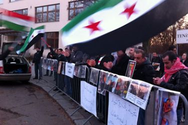 صور لمظاهرة يوم أمس حيث اجتمع العشرات رغم البرد القارص أمام مقر السفارة السورية في العاصمة براغ وهتفوا الشعب يريد اعدام الرئيس.