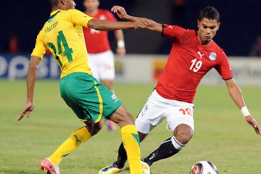 ف-South Africa's Gladwin Shitolo (L) vies with Ahmed Abd El Baset (L) of Egypt during Groupe B CAF under-23