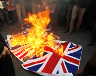 المحتجون أحرقوا العلم البريطاني (الفرنسية)