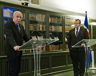 المالكي (يسار) وسكاربدينسونأثناء المؤتمر الصحفي (الفرنسية)