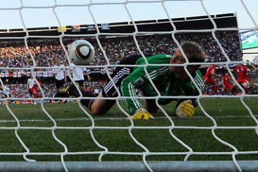 epa02226414 Germany's goalkeeper Manuel Neuer tries to save a shot by Frank Lampard during the 2010 FIFA