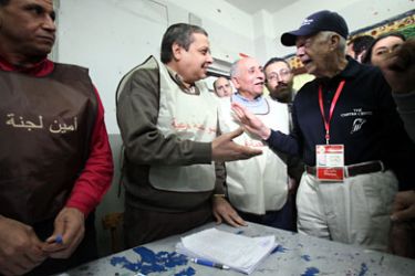 epa03055507 Former US President Jimmy Carter (R) talks with Egyptian polling officials during the run-off vote for third