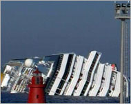 انقلاب سفينة سياحية قرب السواحل الإيطالية أدى إلى مقتل 11 شخصا (الجزيرة)