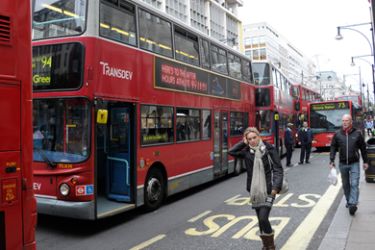 epa02418566 Travelers are forced to walk as buses remain stopped due to a traffic incident in Oxford street in London, Britain, 29 October 2010. Traffic congestion makes city buses unreliable regarding their schedules.