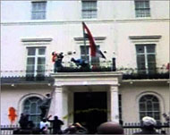 شباب سوريون يقحمون سفارة سوريا بلندن العام الماضي (الجزيرة نت-أرشيف)