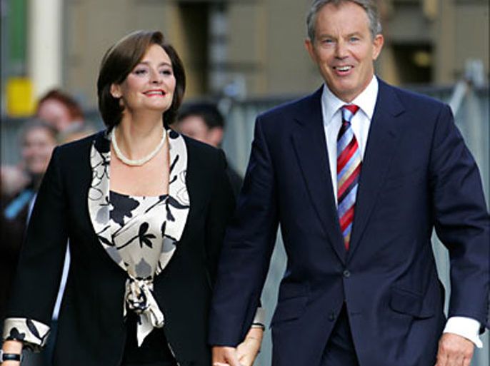 British Prime Minister Tony Blair arrives with wife Cherie Blair before his speech at the annual Labour Party conference at the GMEX Centre in Manchester, north-west England, 26 September 2006 AFP PHOTO/PAUL ELLIS