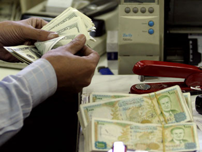 العملة السورية تراجعت مقابل الأميركية إلى 225 ليرة للدولار الواحد (الفرنسية)