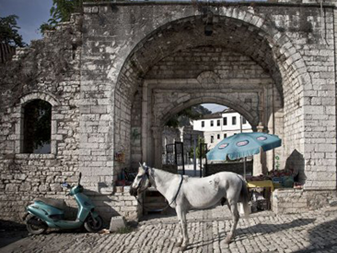 
باب مدينة عثماني في ألبانيا (الجزيرة نت)
