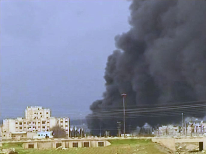 دخان متصاعد عقب تفجير سابق لأنبوب نفط في حمص (رويترز-أرشيف)